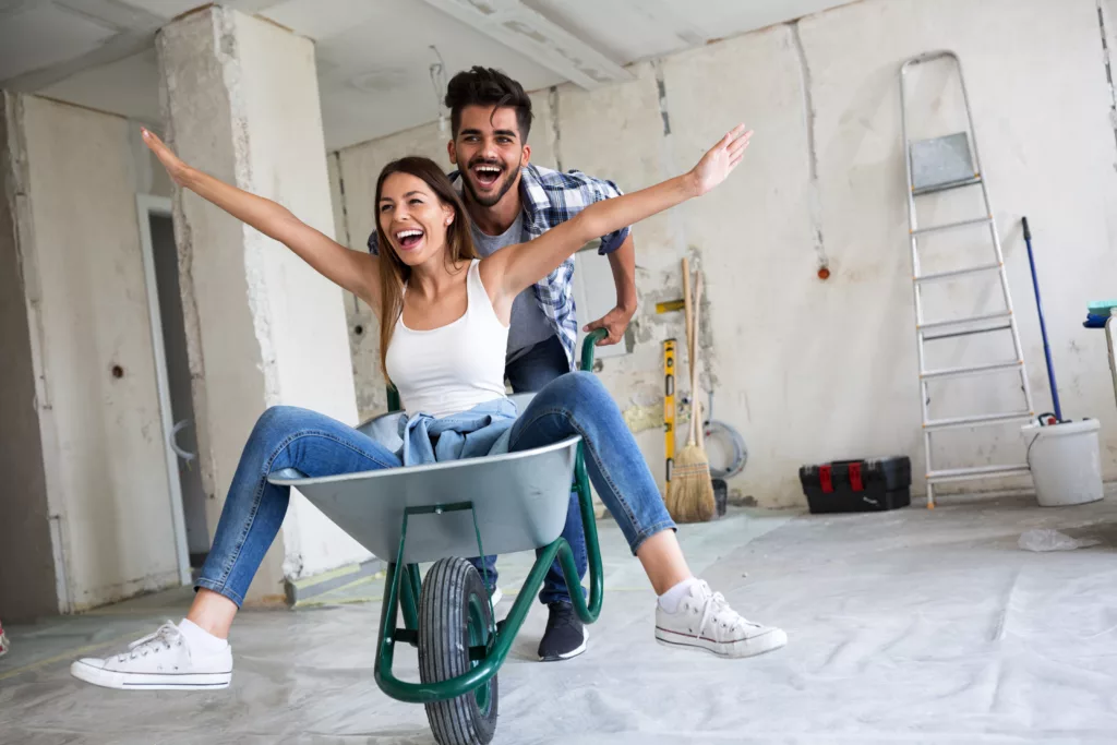 couple qui s'amuse durant une rénovation de maison